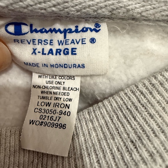 Quinnipiac Grey Crewneck, woman’s XL - Picture 3 of 4